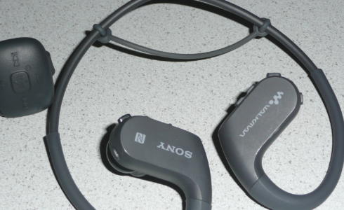 スポーツに音楽を！ヘッドホン一体型ウォークマン、ソニーNW-WS625